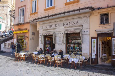 Amalfi, İtalya - 8 Mart 2018: Tiren Denizi, Amalfi coast, İtalya sokak Restoran Merkez Meydanı'Amalfi, insanlara