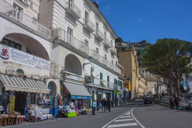 Amalfi, İtalya - 8 Mart 2018: Renkli Amalfi şehir manzarası Amalfi Coast, İtalya