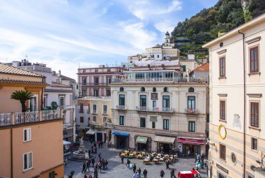 Amalfi, İtalya - 8 Mart 2018: Görünümü ana kare Amalfi, İtalya 