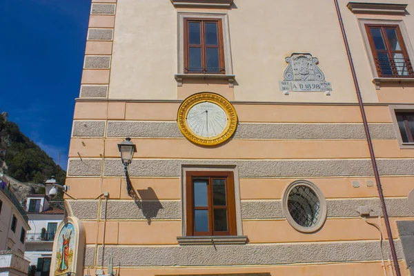 Amalfi Italia Marzo 2018 Reloj Soleado Edificio Amalfi — Foto de Stock