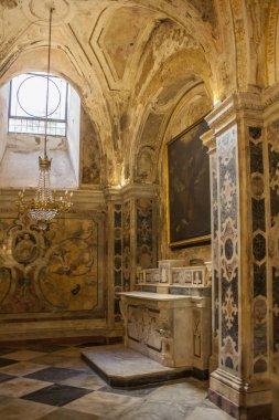 Amalfi, İtalya - 8 Mart 2018: Katedrali, Saint Andrew (Duomo di San Andreas) Amalfi, tavan yeraltı crypt 