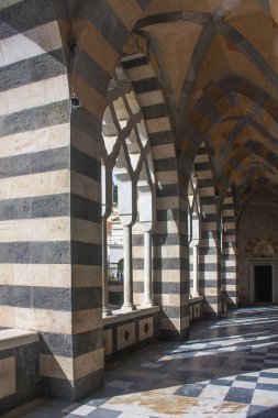 Amalfi, İtalya - 8 Mart 2018: Katedrali, Saint Andrew (Duomo di San Andreas) İtalya'nın Amalfi Coast Amalfi'da dış sütunlu 