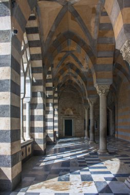 Amalfi, İtalya - 8 Mart 2018: Katedrali, Saint Andrew (Duomo di San Andreas) İtalya'nın Amalfi Coast Amalfi'da dış sütunlu 