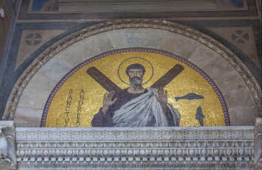 Amalfi, İtalya - 8 Mart 2018: Mozaik St. Andrew resmin üzerine Katedrali St Andrew (Duomo) Amalfi'da Merkezi giriş ile