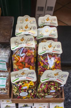 Naples, İtalya - 5 Mart 2018: Makarna, spagetti ve Napoli deposundaki bitkisel yağ