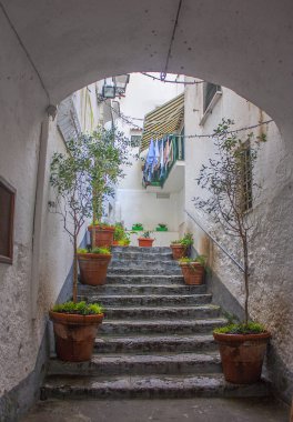 Amalfi'da küçük bir avlunun için merdiven