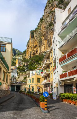Amalfi, İtalya - 8 Mart 2018: Amalfi şehir sokakta çok renkli evleri