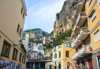 Amalfi, İtalya - 8 Mart 2018: Amalfi şehir sokakta çok renkli evleri