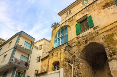 Amalfi, İtalya'nın şehrin sokakta çok renkli evleri