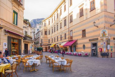 Amalfi, İtalya - 8 Mart 2018: Tiren Denizi, Amalfi coast, İtalya sokak Restoran Merkez Meydanı'Amalfi, insanlara