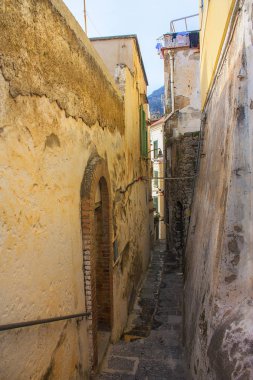 Amalfi, İtalya - 8 Mart 2018: Dar sokak Amalfi, İtalya