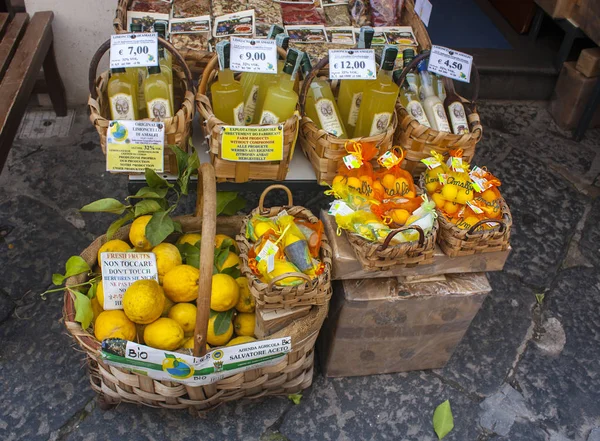 Amalfi Italy March 2018 Basket Lemons Souvenirs Showcase Amalfi — Stock Photo, Image