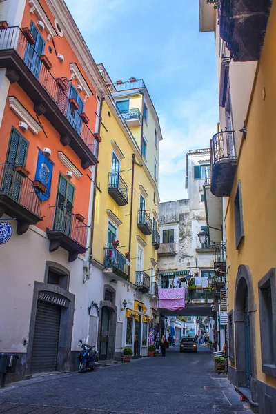 Amalfi Itálie Března 2018 Vícebarevné Domy Ulici Města Amalfi — Stock fotografie