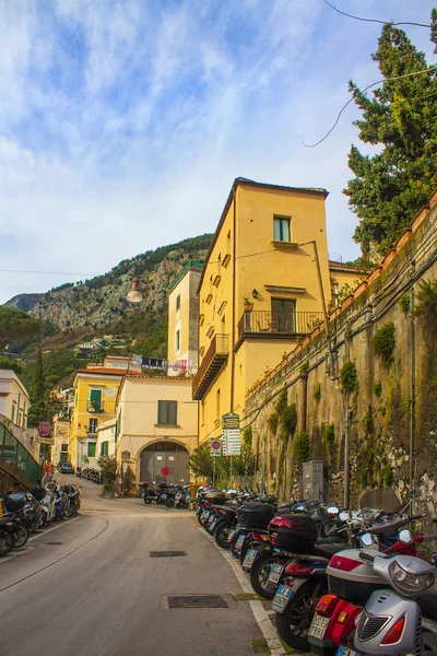 Amalfi Italia Marzo 2018 Casas Multicolores Calle Ciudad Amalfi — Foto de Stock
