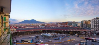 Naples, İtalya - 5 Mart 2018: Napoli Merkez İstasyonu'na ve Napoli Vezüv görünümünü
