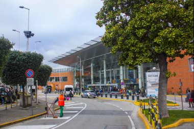 Naples, İtalya - 5 Mart 2018: Dış Capodichino Havaalanı Napoli'de ana girişi