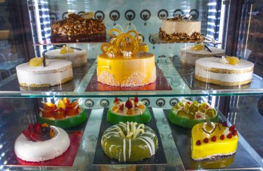 Naples, İtalya - 5 Mart 2018: İtalyan hamur işleri Napoli'de kafede vitrinde