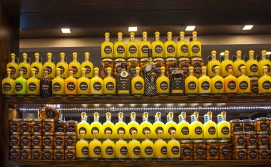 Naples, İtalya - 5 Mart 2018: Limoncello ve güzel bir vitrin Napoli'de bir dükkanda kahve