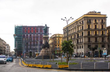 Naples, İtalya - 5 Mart 2018: Giuseppe Garibaldi Napoli Garibaldi Meydanı, anıt