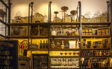 Naples, İtalya - 5 Mart 2018: Napoli rahat bir kafede, iç