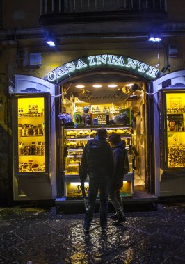 Naples, İtalya - 5 Mart 2018: Akşam küçük kafede Napoli, İtalya