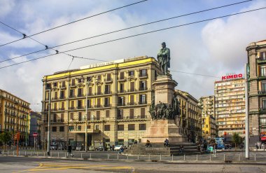 Naples, İtalya - 5 Mart 2018: Giuseppe Garibaldi Napoli Garibaldi Meydanı, anıt