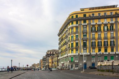 Naples, İtalya - 5 Mart 2018: Napoli sahildeki güzel binalar