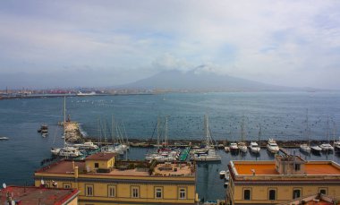 Naples, İtalya - 5 Mart 2018: Panorama, Napoli, Napoli Körfezi ve Vezüv limanda görünümünü