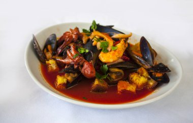 Deniz ürünleri - ahtapot, kalamar, midye ve istiridyeler İtalyan salatası