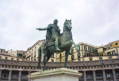 Naples, İtalya - 5 Mart 2018: Bronz heykel Kral Ferdinand ben viski Piazza del Plebiscito Napoli, İtalya