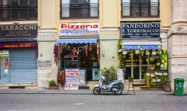 Naples, İtalya - 5 Mart 2018: Küçük kafe ve pizzacı Napoli, İtalya