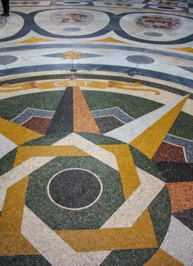 Naples, İtalya - 5 Mart 2018: mozaik döşeme alışveriş galerisi - Galleria Umberto ı Napoli'de