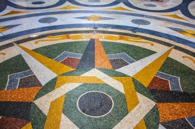 Naples, İtalya - 5 Mart 2018: mozaik döşeme alışveriş galerisi - Galleria Umberto ı Napoli'de
