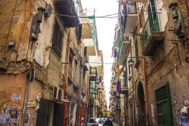 Naples, İtalya - 5 Mart 2018: Tipik dar sokak Napoli, İtalya