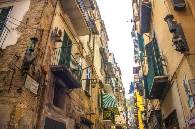 Naples, İtalya - 5 Mart 2018: Tipik dar sokak Napoli, İtalya