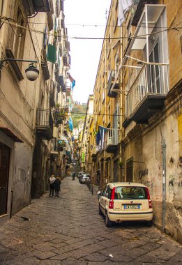 Naples, İtalya - 5 Mart 2018: Tipik dar sokak Napoli, İtalya