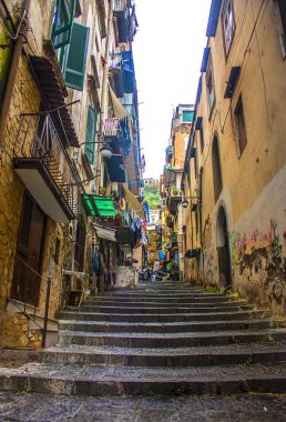 Naples, İtalya - 5 Mart 2018: Tipik dar sokak Napoli, İtalya