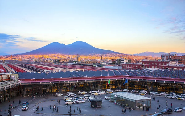 Naples, İtalya - 5 Mart 2018: Napoli Merkez İstasyonu'na ve Napoli Vezüv görünümünü