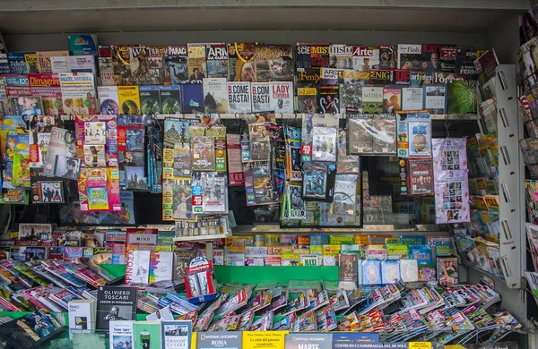 Naples, İtalya - 5 Mart 2018: Gazete gazete ve Dergiler Napoli ile