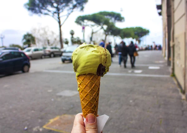 イタリアのおいしいアイス クリーム ジェラートを溶融女性手のフォーカスを閉じます — ストック写真