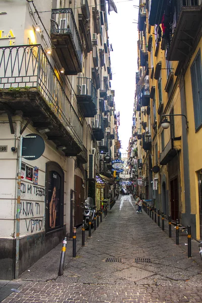 Νάπολη Ιταλία Μαρτίου 2018 Τυπικό Στενό Δρόμο Στην Νάπολη Ιταλία — Φωτογραφία Αρχείου