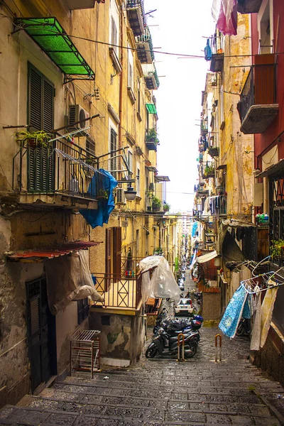 Nápoles Itália Março 2018 Rua Estreita Típica Nápoles Itália — Fotografia de Stock