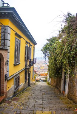 Naples, İtalya - 5 Mart 2018: Tipik İtalyan street Napoli, İtalya