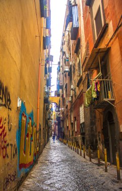 Naples, İtalya - 5 Mart 2018: Tipik street İtalya Napoli Merkezi