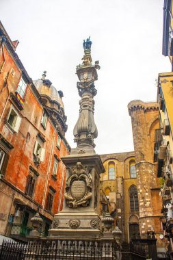 Naples, İtalya - 5 Mart 2018: San Gennaro Doğum Via Cardinale Sisto Riario Sforza, Napoli, Dikilitaş 