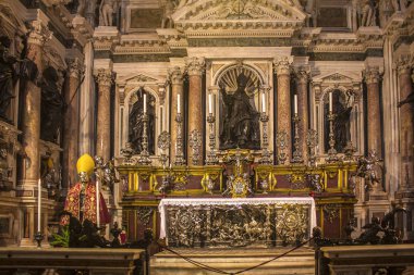 Naples, İtalya - 5 Mart 2018: Altar Duomo NEF Napoli'de sağ tarafında San Gennaro kilisede
