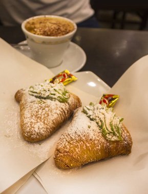 Naples, İtalya - 5 Mart 2018: Sfogliatelle (Napoli geleneksel yerel hamur işleri) ve kahve masada 