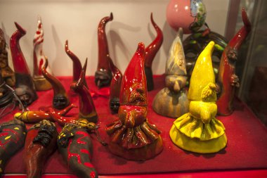 Naples, İtalya - 5 Mart 2018: Hediyelik eşya dükkanı Napoli'de pulcinella ve kırmızı boynuz heykelleri