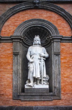 Naples, İtalya - 5 Mart 2018: Heykel kral Friedrich II Palazzo Reale di Napoli içinde Piazza del Plebiscito Napoli'de cephesinde