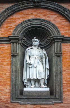 Naples, İtalya - 5 Mart 2018: Heykel Carlo ben Palazzo Reale di Napoli içinde Piazza del Plebiscito Napoli'de cephesinde d'Angio